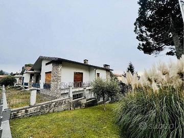 Immobile in asta di 268 m² con 5 locali e box auto