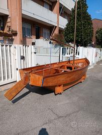 Barca a vela in legno