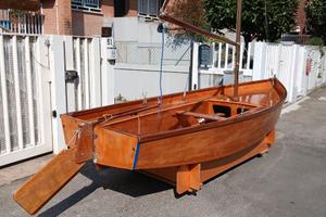 Barca a vela in legno