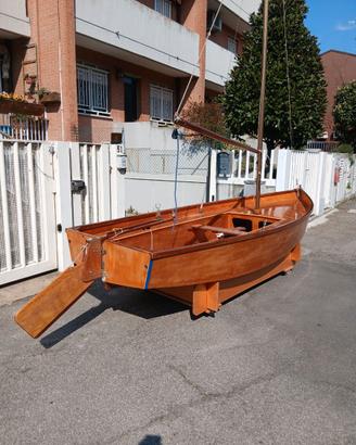 Barca a vela in legno