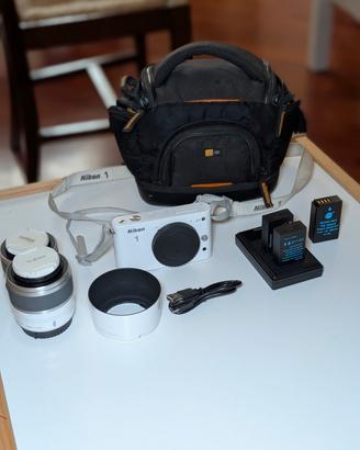 Nikon 1 J1 + obiettivi + batterie + sacca
