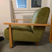 Poltrona in velluto verde salvia e legno.