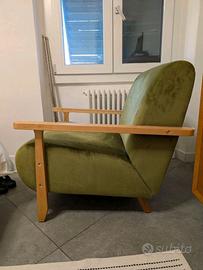 Poltrona in velluto verde salvia e legno.