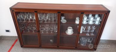 Elegante vetrinetta in noce