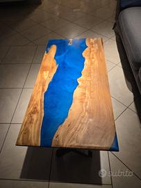 tavolo in legno e resina 