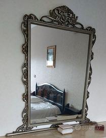 Elegante specchio con cornice intagliata argentata