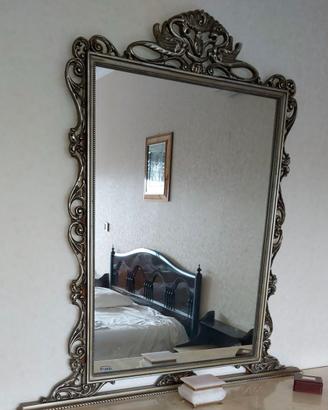 Elegante specchio con cornice intagliata argentata