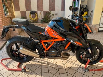 Ktm 1290 superduke versione r evo