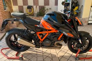 Ktm 1290 superduke versione r evo