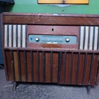 Radio antica con giradischi.