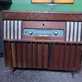 Radio antica con giradischi.
