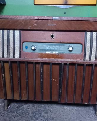 Radio antica con giradischi.