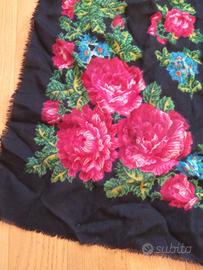 Foulard motivo floreale sfondo nero