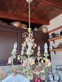 Lampadario Vintage in ferro battuto e ceramica