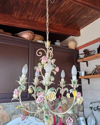 Lampadario Vintage in ferro battuto e ceramica