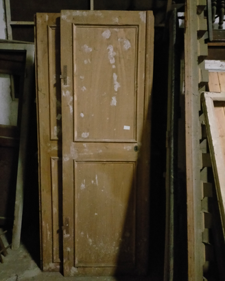 Porte portoni scuri antichi