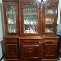 Credenza antica con vetrina