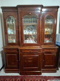 Credenza antica con vetrina