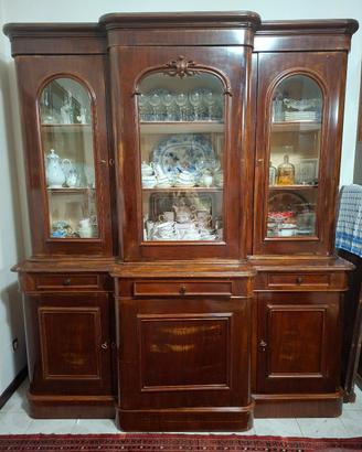 Credenza antica con vetrina