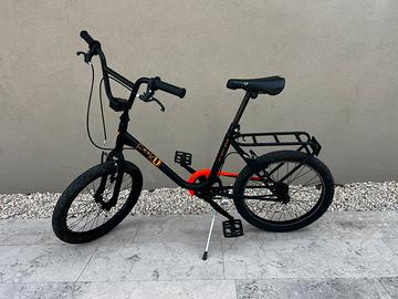 bici BMX nera e arancione fluo