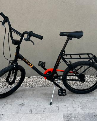 bici BMX nera e arancione fluo