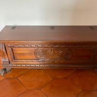 Prestigiosa cassapanca in legno d’epoca