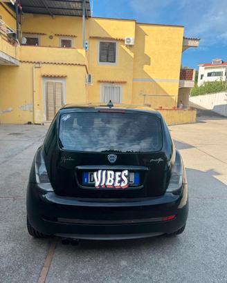 Lancia y momo design 105cv