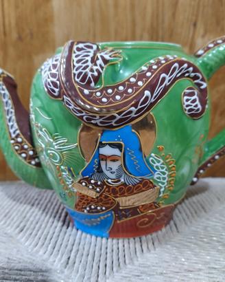 Teiera vintage giapponese in porcellana con geisha