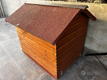 Cuccia in legno da esterno con tetto impermeabile