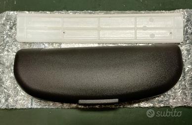 Porta occhiali al posto della maniglia auto