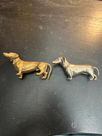 Due statue cani