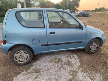 Auto FIAT 600 Anno 2004
