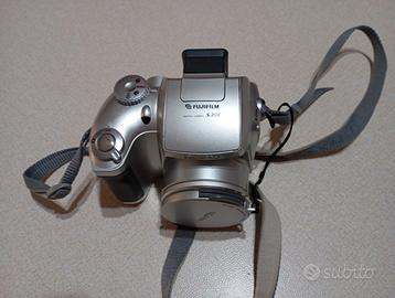 Macchina fotografica digitale e flash