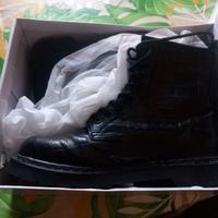 Anfibi con lacci neri