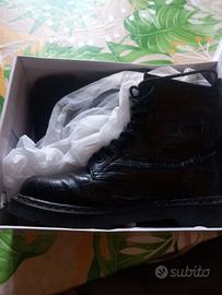 Anfibi con lacci neri