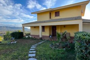 Intera proprietà con ampio giardino