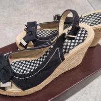 Sandali zeppa neri e beige