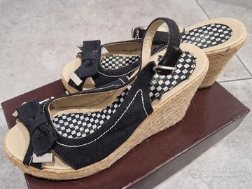 Sandali zeppa neri e beige