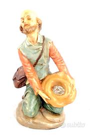 Presepe 20 cm pastore in ginocchio cappello