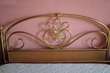 Letto matrimoniale in ottone con doghe in legno