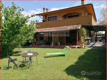 Villa di 370 m² con più di 5 locali e box auto a F
