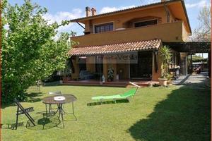 Villa di 370 m² con più di 5 locali e box auto a F