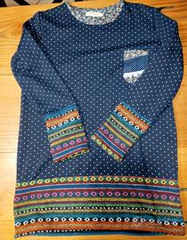 Felpa blu con bordo etnico