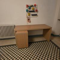 Scrivania e specchio con luci