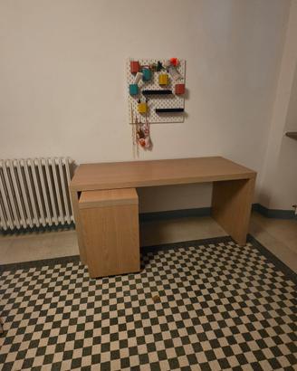 Scrivania e specchio con luci