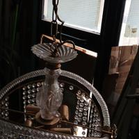 Elegante lampadario con finiture in ottone e detta