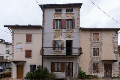 CASA DI CORTE A BOSCO CHIESANUOVA