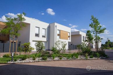 Villa di 301 m² con più di 5 locali e box auto dop