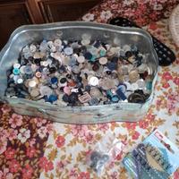 Bottoni vari di vari colori e misure