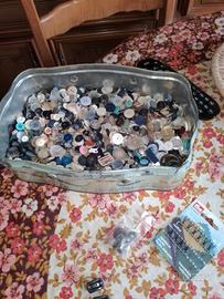 Bottoni vari di vari colori e misure